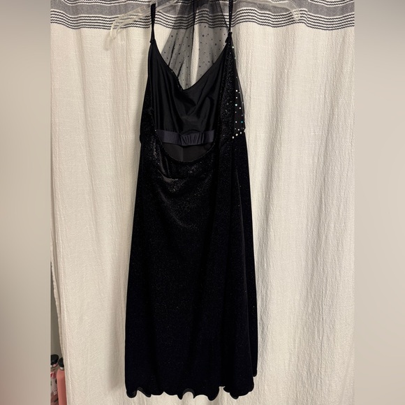 Elegant Black Halter Dress - Picture 4 of 4